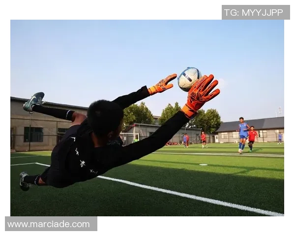 足球球星灵巧带球过人展现绿茵场上非凡技巧魅力